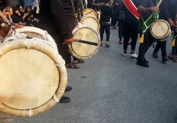 نقش آفرینی دانش‌‌‌آموزان پیشتاز در مراسم سنتی علم‌‌‌‌گردانی میناب 