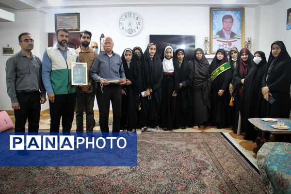 تجلیل دانش‌آموزان بندرعباسی از خانواده شهید در آستانه میلاد حضرت زهرا(س)