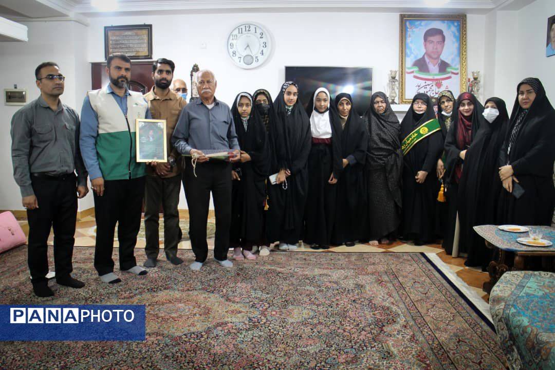 تجلیل دانش‌آموزان بندرعباسی از خانواده شهید در آستانه میلاد حضرت زهرا(س)