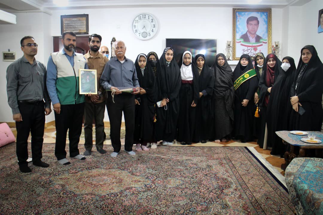 تجلیل دانش‌آموزان بندرعباسی از خانواده شهید در آستانه میلاد حضرت زهرا(س)