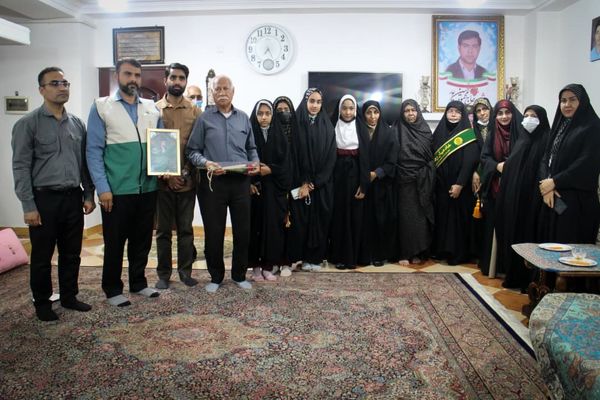 تجلیل دانش‌آموزان بندرعباسی از خانواده شهید در آستانه میلاد حضرت زهرا(س)