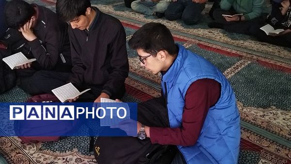 زیارت عاشورا  با یاد شهدای غزه در دبیرستان شاهد ابوذر غفاری 