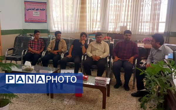 تجلیل از خبرنگاران پانا دبیرستان نمونه آیت الله خامنه‌ای کاشمر 