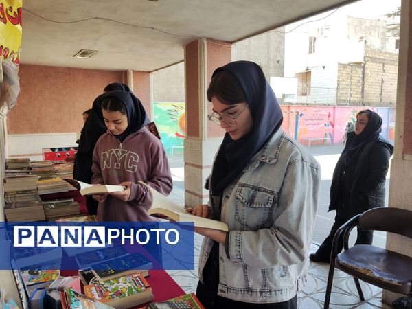  نمایشگاه کتاب به مناسبت هفته کتاب و کتابخوانی در آموزشگاه شهدای معلم ۲