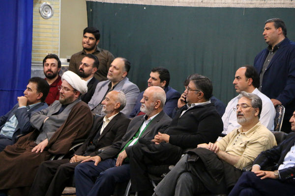 نشست صمیمی‌ دانش‌آموختگان دبیرستان امام رضا(ع) قم در هیات خادم الرضا(ع)