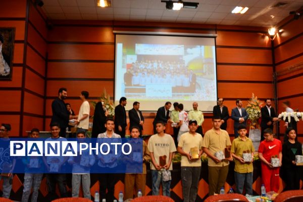 تجلیل از پسران ممتاز دبیرستان امام رضا در بهارستان‌دو