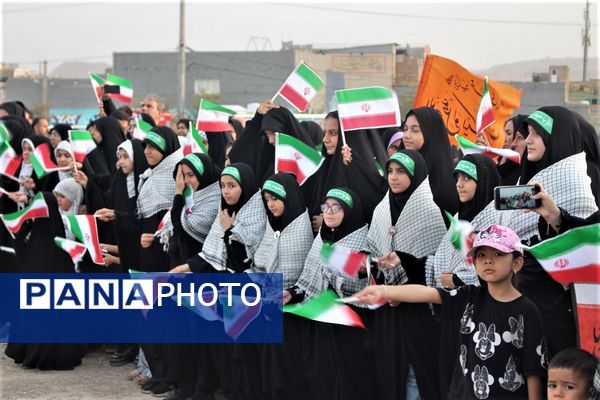 همخوانی گروه‌های دانش آموزی قم در اجرای سرود «ایران بخوان»