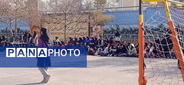 مسابقه هندبال به‌مناسبت دهه فجر در دبیرستان صدیقه 2 