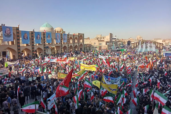 خروش دانش آموزان و مردم انقلابی یزد در ۱۳ آبان