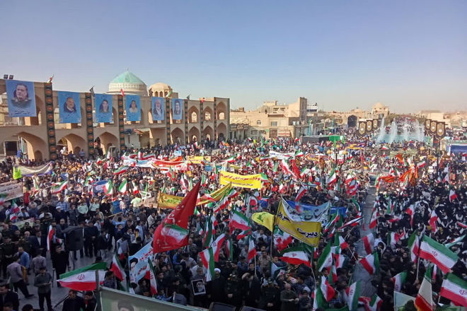 خروش دانش آموزان و مردم انقلابی یزد در ۱۳ آبان