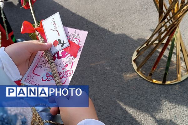 پاسداشت مقام شامخ معلم در آموزشگاه هیأت امنایی فرزانگان ملارد؛ با نواختن زنگ سپاس معلم 