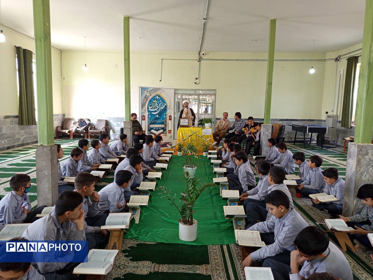 محفل انس با قرآن کریم در مدرسه برادران ابراهیمی‌نیا