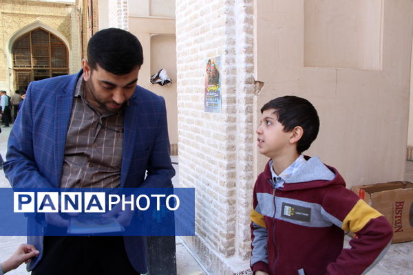 میز کتاب (فرمانده سری) در نماز جمعه شهر یزد