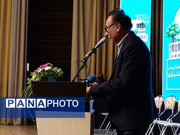 آیین بزرگداشت مردان نامدار با حضور چهره‌های فرهنگی و هنری در فرهنگسرای شهرکرد 