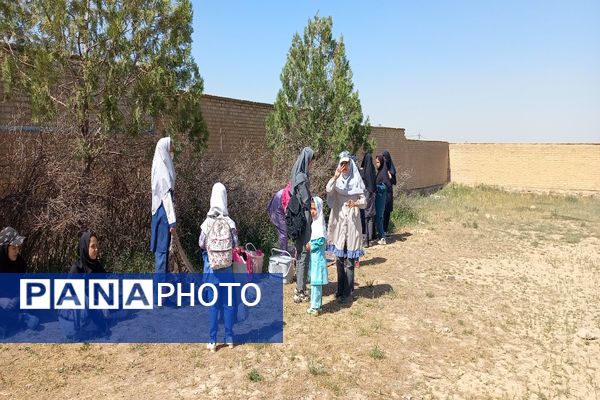 برگزاری اردوی درون مدرسه‌ای در مدرسه شهید معتمدی گزکوه