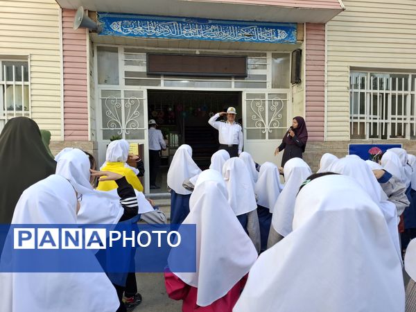 بازدید ماموران نیروی انتظامی در مدرسه 17شهریور بجنورد