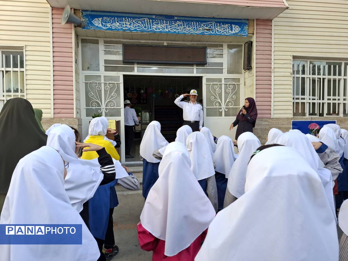 بازدید ماموران نیروی انتظامی در مدرسه 17شهریور بجنورد