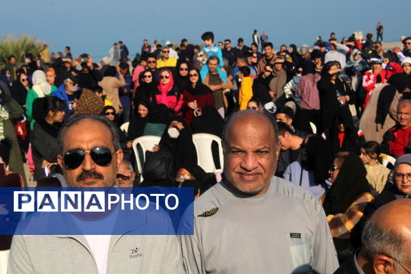 پیاده‌روی خانوادگی در بوشهر