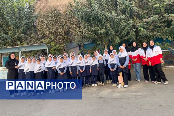 مانور تخلیه اضطراری و آمادگی برای لحظات بحرانی در مدرسه معراج بهارستان‌دو