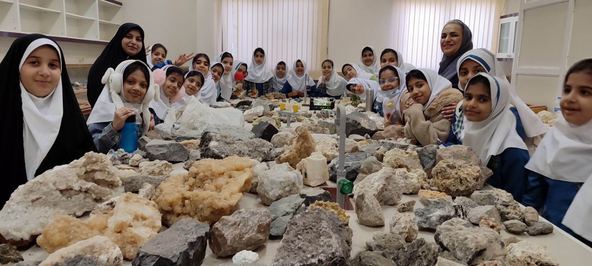 برگزاری اردوی علمی دانش‌آموزان مدرسه سعادت در دانشگاه هرمزگان