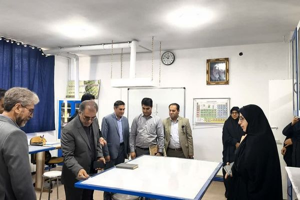 بازدید مسئولان آموزش و پرورش از دبیرستان دوره اول شاهد بروجرد