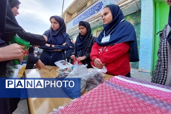 برپایی بازارچه‌ دانش‌آموزی در دبیرستان هوشنگی