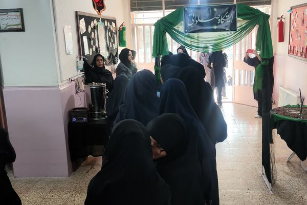 نمک‌گیر سفره مادر هستیم