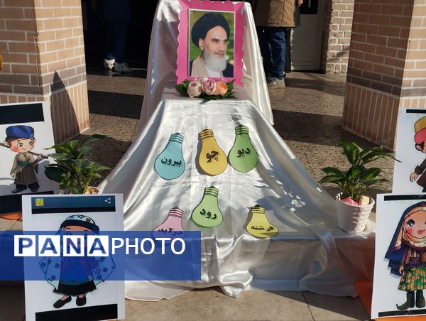نواختن زنگ انقلاب در مدرسه انقلاب اسلامی ناحیه پنج 