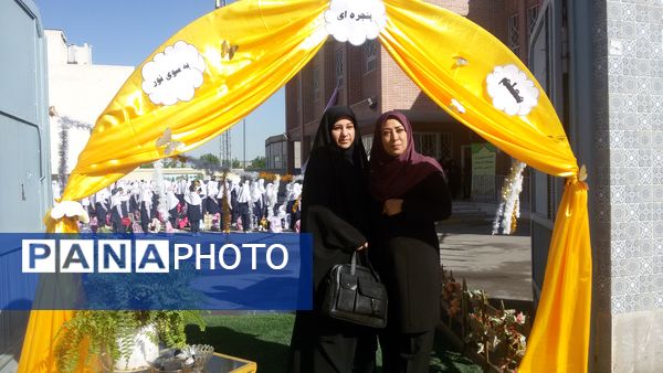 جشن روز معلم در دبستان عذرا پورشهریاری با برنامه های ویژه برگزار شد