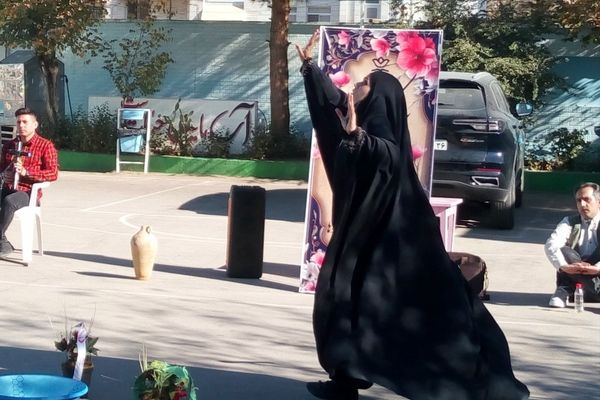 تئاتر خیابانی ارتفاعات الله اکبر در دبیرستان فاطمیه