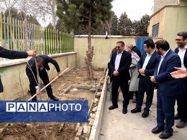 دانش‌آموزان و مسئولین شهرستان ملارد، در روز درختکاری جوانه‌های امید را به زمین هدیه دادند