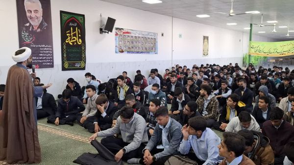 حضور مسئول قرآن و عترت ناحیه یک یزد در صبحگاه قرآنی دبیرستان هفده شهریور