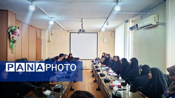 نشست بانوان ستادی با سرپرست آموزش و پرورش قائمشهر