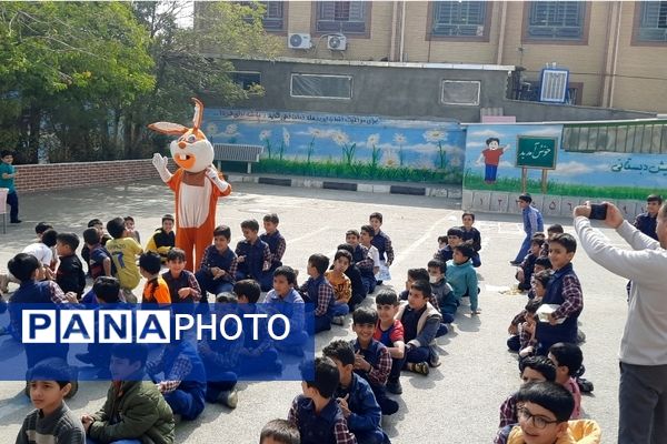 بمناسبت روز جهانی کودک برپایی جشنواره صبحانه سالم در دبستان پسرانه سرافراز ناحیه۷ مشهد