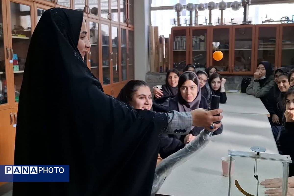 دانش‌آموزان دبیرستان ساره در پژوهشسرای فرهنگ مهارت‌های علمی را تجربه کردند