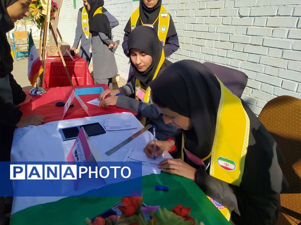 انتخابات شورای دانش آموزی در دبیرستان دخترانه امید 