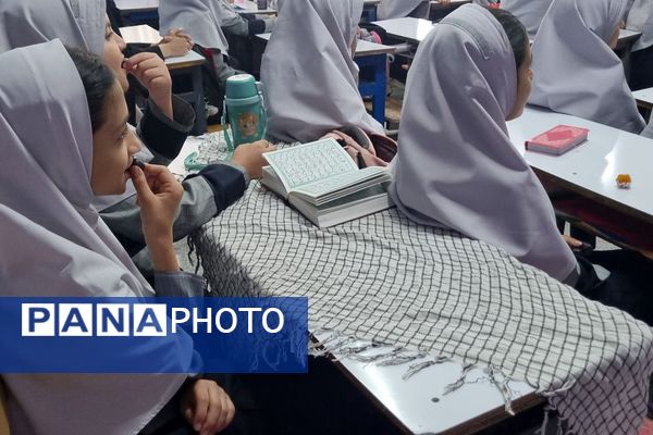 برگزاری مراسم به مناسبت ایام فاطمیه در دبستان راهیان نور ناحیه دو شهرری 