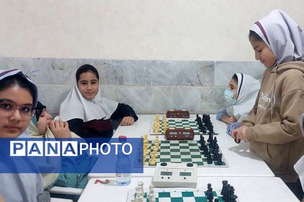 رقابت فکری دانش آموزان شهرستان قدس در مسابقات شطرنج دانش‌آموزی 
