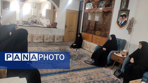 دیدار دانش‌آموزان  دبیرستان۲۲ بهمن با همسر شهید جانباز شیمیایی  شهرضا 