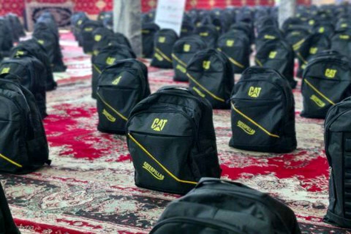 توزیع ۵۰۰ بسته نوشتافزار در بستان آباد و شادی دانش آموزان به بزرگی دنیا