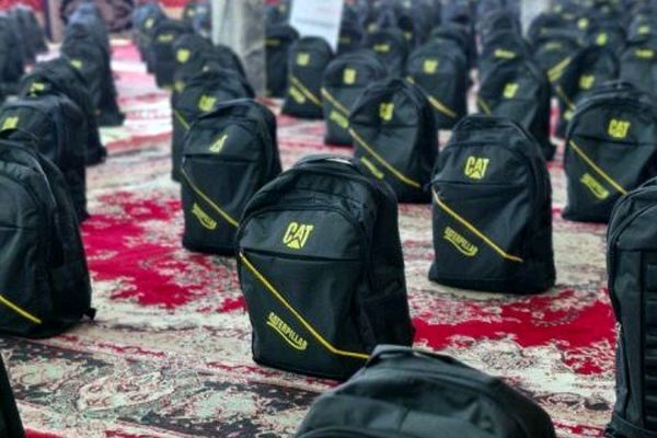 توزیع ۵۰۰ بسته نوشت‌افزار در بستان آباد و شادی دانش آموزان به بزرگی دنیا