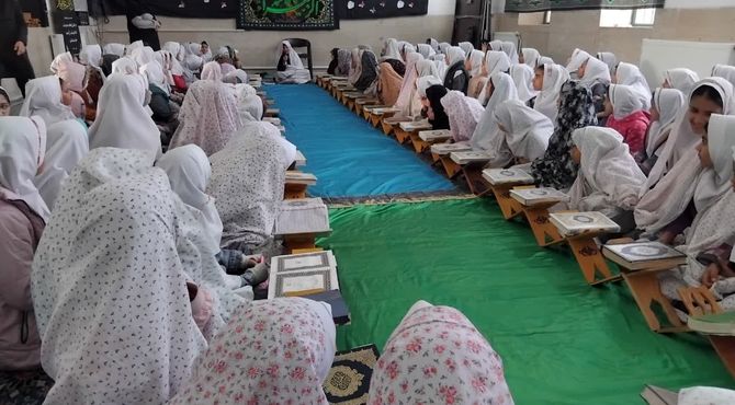 برگزاری محفل قرآنی به سبک مکتب‌خانه‌ای در دبستان ۱۵ خرداد زارچ