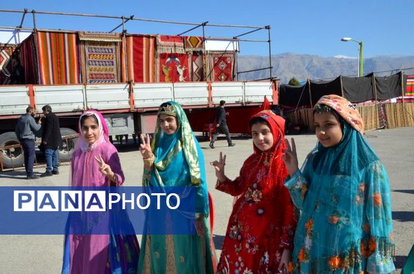 مشت‌های درهم گره خورده دانش‌آموزان کهگیلویه و بویراحمد در راهپیمایی ۲۲ بهمن
