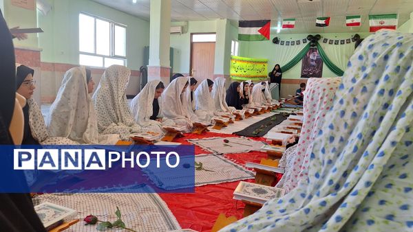 محفل انس با قرآن به‌ مناسبت یادبود سید حسن نصرالله در دبیرستان حضرت‌زینب(س) شهرستان‌لنده 