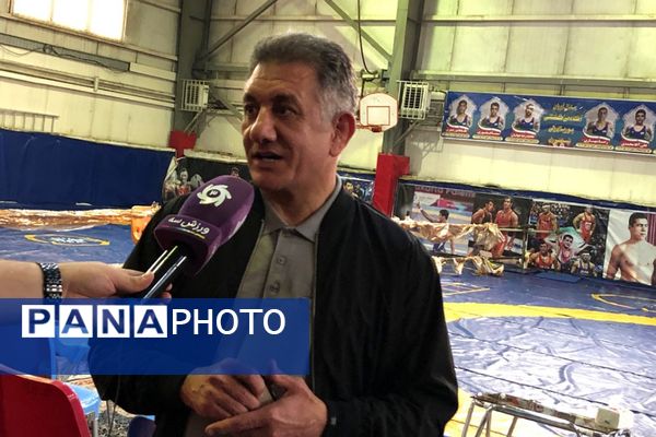 حضور معاون زمینی ارتش جمهوری اسلامی ایران در کنار پیشکسوتان و قهرمانان کشتی در سالن ورزشی الزهرا ناحیه 2 شهرری 