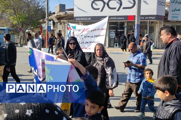 حضور دانش‌آموزان دبستان مبین شیروان در راهپیمایی ۱۳ آبان