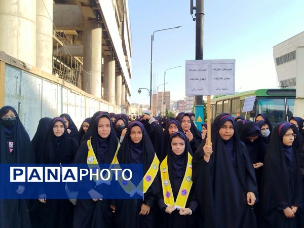 حضور پرشور دانش‌آموزان دبیرستان مهدی خدابنده در راهپیمایی ۱۳ آبان