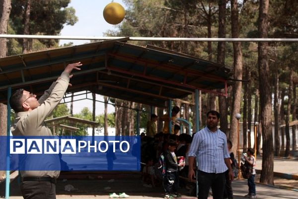  همایش تکریم از مقام معلم در اردوگاه شهید منتظری با حضور مسئولان بهارستان‌2
