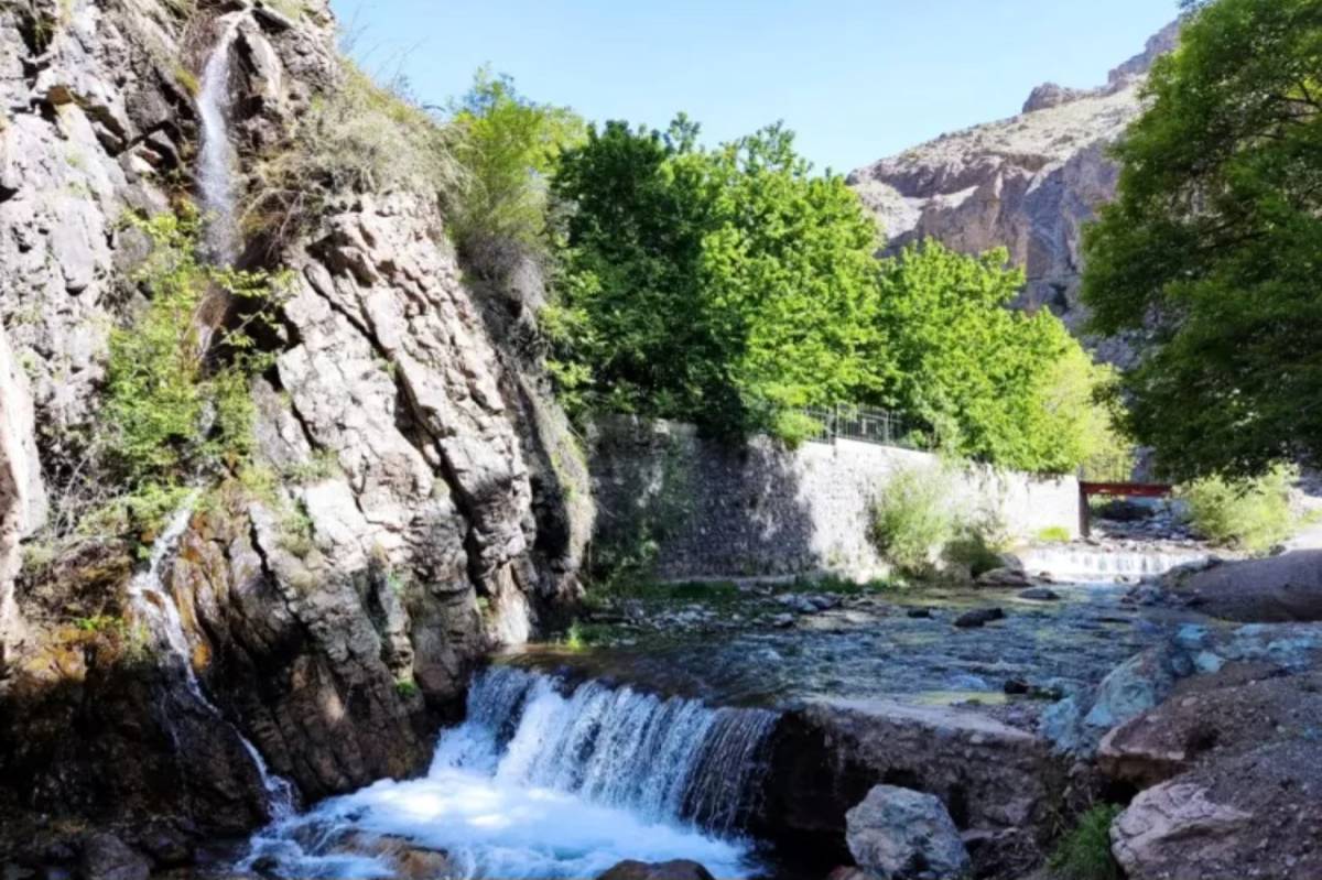 آبشار چاران؛ پناهگاهی خنک و سرسبز در دل کوه‌های البرز