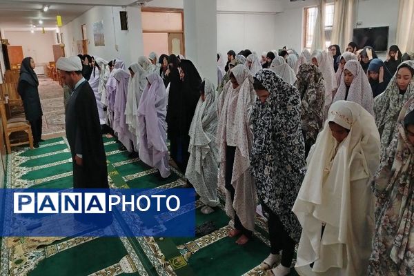 اقامه نماز جماعت ظهر و عصردر دبیرستان شهید مجید دهنوی 